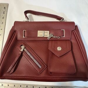 Daisy Fuentes Women’s Handbag Burgundy‎ with front zip pockets